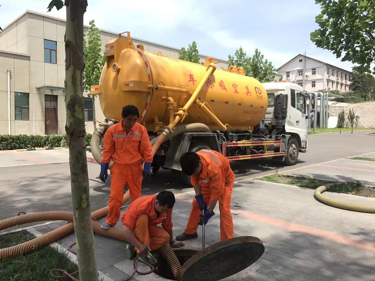 休宁管道疏通车停在窨井附近